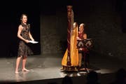 Das Duo Praxedis im Burgbachkeller. Praxedis Geneviève Hug (links) und an der Harfe Praxedis Hug-Rütti. (Bild: Roger Zbinden)