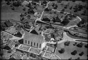 Seit der Aufnahme von 1950 (oben) hat sich das Bild Walchwils verändert. Einige der bestehenden Häuser sind denkmalgeschützt, beispielsweise die drei zwischen der Kirche und dem Bahngleis. (Bilder Werner Friedli/ETH Bibliothek (oben), Andreas Busslinger)