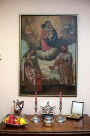 Das Meglinger-Bild in der Wohnung von Marie-Madeleine Henseler. Der Ausschnitt unten zeigt Klara von Assisi mit den heilenden Augen. (Bilder Nadia Schärli)