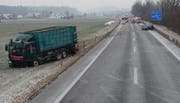 Nach dem Unfall wurde die H10 kurzzeitig in beide Richtungen gesperrt. (Bild: Luzerner Polizei)