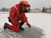 Ist das Eis dick genug? Nein! Darum dürfen die zugefrorenen Gewässer im Kanton Zug derzeit nicht betreten werden. (Bild: Zuger Polizei)