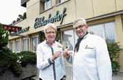 Gehen mit einem lachenden und einem weinenden Auge: Margrit und Hanspeter Hegglin. (Bild: Werner Schelbert (Edlibach, 28. Juli 2017))
