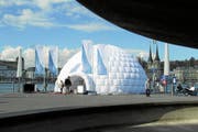 Vor dem KKL steht ein Igluzelt für den Apero nach der Präsentation der Fakten zur Bewerbung der Kandidatur Luzern/Zentralschweiz Olympischen Winterspiele 2020. (Bild: PD)