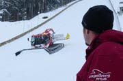 Mit der Windenmaschine wird der Schnee im steilen Gelände der Aufsprung-Bahn verteilt. (Bild: PD)