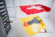 Die Kantonsfahne von Uri sowie die Schweizerfahne hängen im Rathaus von Uri am Sonntag, den 4. März 2018 in Altdorf (Symbolbild). (Bild: Christian Merz / Keystone)