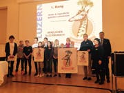 Sämtliche Preisträger des Kinder- und Jugendawards mit Regierungsrat Guido Graf (rechts). (Bild: pd)