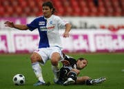 Luzern weiterhin am Boden: Luzerns Paquito neben GCs Vero Salatic. Bild Philipp Schmidli/Neue LZ