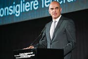 Bundesrat Alain Berset bei der Verleihung des Schweizer Literaturpreises in Bern. (Bild: Anthony Anex/Keystone (16. Februar 2017))