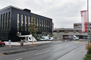 Der Steinhauser Gemeindesaal steht kurz vor der Eröffnung. Das Gebäude wird für die Öffentlichkeit herausgeputzt. (Bild: Stefan Kaiser (26. September 2017))