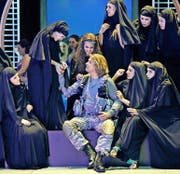 Klaus Florian Vogt als «Parsifal», umgarnt von Musliminnen. Oder sind es Nonnen? (Bild: Keystone)