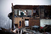 Christian Gwerder sucht in der Brandruine nach persönlichen Gegenständen. (Bild Laura Vercellone/Neue SZ)