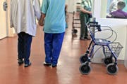 Bis 2020 sollen im Kanton Luzern 1095 Pflegebetten weniger bewilligt werden.Bild: Gaetan Bally/Keystone