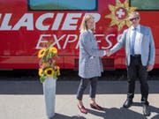 Blumen für die Aktiengesellschaft: Die Geschäftsführerin Annemarie Meyer und der Verwaltungsratspräsident Isidor Baumann anlässlich der Gründung des Bahnunternehmens Glacier Express AG auf dem Oberalppass. (Bild: KEYSTONE/URS FLUEELER)