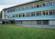 Das Schulhaus Sternmatt 1 soll durch einen Anbau ergänzt werden. Die Planung kann nun beginnen. (Bild: Stefan Kaiser (Baar, 6. Juni 2017))