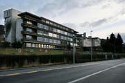 Hauptgebäude des alten Kantonsspital an der Artherstrasse in Zug. Hier sollen bald 80 Asylsuchende einziehen. (Bild: Stefan Kaiser (Neue ZZ))