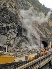 Sprengung der instabilen Felsmassen vor dem Portal des Tunnels Urnerloch bei Andermatt. (Bild: PD / Astra)