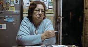 Szene aus «En la Boca»: Estela Molina fürchtet um ihren Mann und ihren Sohn. Diese versuchen, die Familie mit dem Verkauf gefälschter Tickets zu den Spielen des weltberühmten Fussballclubs Boca Juniors über Wasser zu halten. Und geraten mit der korrupten Polizei in Konflikt. (Bild: PD)