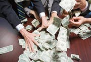 Verlockender Griff nach dem Geld: Im Bankwesen werde einem die Gier anerzogen, sagt Ex-Banker Rudolf Elmer. Bild: Getty (Bild: Getty)