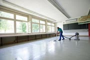 Das Schulhaus Staffeln in Littau musste bereits im Jahr 2012 von Chemikalien befreit werden. (Bild: Philipp Schmidli)