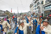 Aufmarsch des «Sempacher Harsts» in blau-weissem Gewand. (Bild Roger Grütter)