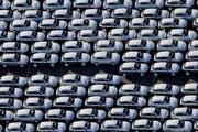 Autos vor dem Porsche-Werk in Leipzig aus der Vogelperspektive. Hier wird unter anderem der Porsche Cayenne hergestellt, dessen Software manipuliert sein soll. (Bild: EPA/Jan Woitas)