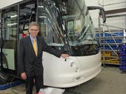 vbl-Direktor Norbert Schmassmann mit dem neuen Doppelgelenktrolleybus bei der Firma Hess in Bellach. (Bild: René Meier)