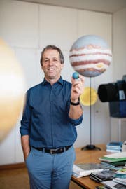 Willy Benz von der Uni Bern sucht nach erdähnlichen Planeten im Universum. (Bild: Alessandro Della Bella)