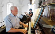 Olivier Eisenmann und Verena Steffen auf ihrer «angestammten» Empore in der Pfarrkirche Walchwil. (Bild: Stefan Kaiser (18. Juni 2017))