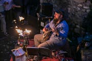Der Luzerner «Cello Inferno» mit seinem witzigen und charakteristischen Instrumentarium. (Bild: André A. Niederberger / Nidwaldner Zeitung)