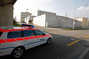 Streifenwagen bei der Zuger Haftanstalt. (Bild Stefan Kaiser/Neue ZZ)