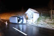 Auf der Fahrt von Ebnet in Richtung Entlebuch schlief der Lenker des Personenwagens ein, überquerte die Gegenfahrbahn und prallte danach in eine Wegkapelle. (Bild: Luzerner Polizei)