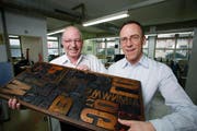 Henry Irniger (links) hört auf. Die origninalen Drucklettern aus Holz übernimmt Armin Nussbaumer von der Druckerei Ennetsee. (Bild Stefan Kaiser/Neue ZZ)