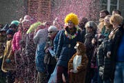 Der Baarer Umzug lockte mit seinen 49 Nummern zahlreiche Schaulustige an. Die Fasnächtler hatten sich dabei mit viel Liebe zum Detail hergerichtet. (Bild: Maria Schmid)