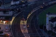 Die nächtliche Prügelei ereignete sich auf dem Areal des Bahnhofs Schwyz in Seewen. (Bild: Archiv / Bote der Urschweiz)