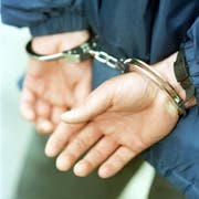 Der Ladendieb wurde von Zuger Polizisten festgenommen. (Symbolbild LZ)