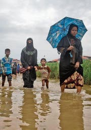 Rohingya auf dem Weg ins Jamtoli-Flüchtlingslager in Bangladesh. (Bild: A. M. Ahad/AP ()