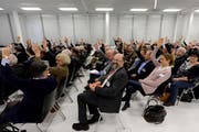 Der Zuger FDP-Ständerat Joachim Eder (mitte) wird als FDP-Ständeratskandidat für die Wahlen 2015 nominiert. (Bild: Keystone)