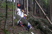 Die Absturzstelle liegt in einem Wald beim Ramersberg oberhalb von Sarnen. (Bild: Kantonspolizei Obwalden)