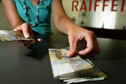 Szene aus einer Raiffeisen-Bank. (Bild Chris Iseli/Neue LZ)