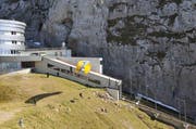 Symbolbild: Ein Gleitschirmpilot startet unterhalb der Aussichtsplattform Pilatus Kulm. (Bild: Neue OZ)