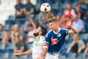 Francesco Magnanelli, links, und Cedric Itten kämpfen um den Ball. (Bild: Keystone / Urs Flueeler)