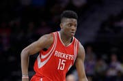 Der über zwei Meter grosse Clint Capela erhält gute Kritiken. (Bild: AP/Carlos Osorio)