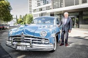 Jörg G. Bucherer und der Lincoln Cosmopolitan, der 1949 einen Schönheitswettbewerb gewonnen hat, vor dem Firmenhauptsitz im Luzerner Schönbühl-Quartier. (Bild Manuela Jans)