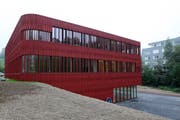 Im und rund ums Schulhaus ist die Polizei präsent. (Archivbild Remo Naegeli / Neue LZ)