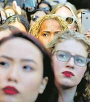 Heute vor einem Jahr: Frauen nehmen an einer Protestaktion vor dem Trump Tower in New York teil. (Bild: Bild: Bebeto Metthews/AP (8. März 2017))