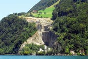 Der Holcim-Steinbruch bei Kehrsiten, vom See aus gesehen. (Bild Corinnne Glanzmann/Neue NZ)