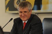 Toni Moser auf dem Präsidentensitz im Landratssaal: Hier wird er noch bis am 18. Juni die Debatten leiten. (Bild: Urs Hanhart / Neue UZ)