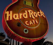 Imposantes Markenzeichen: die Neongitarre des Hard Rock Cafe Hotels in Las Vegas.Bild: George Rose/Getty (11. Oktober 2011)
