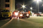 Die Polizei kontrolliert Autos. (Archivbild Kantonspolizei Schwyz)