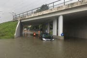 In der Unterführung an der Chamerstrasse in Zug staute sich das Wasser. (Bild: Zuger Polizei (Zug, 18. August 2017))